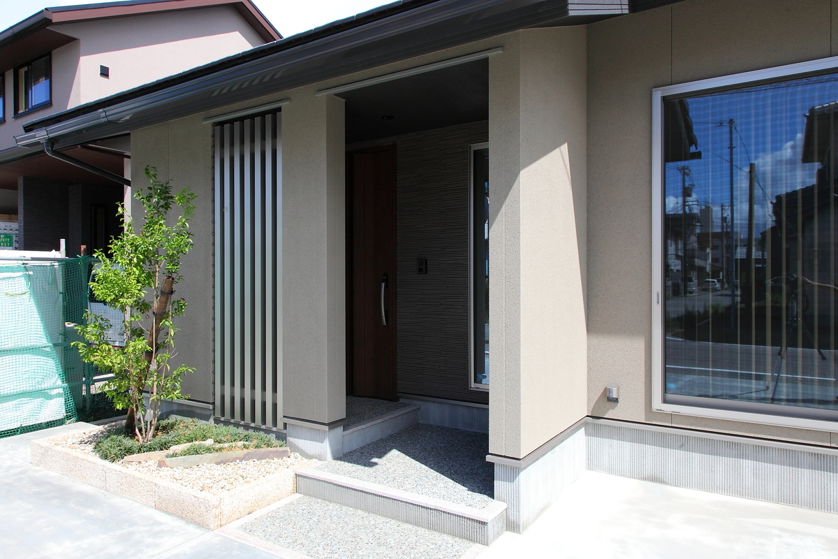 entrance（エントランス）
玄関ポーチに格子を設け、程よい光と風を通してくれます