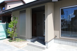 entrance（エントランス）
玄関ポーチに格子を設け、程よい光と風を通してくれます