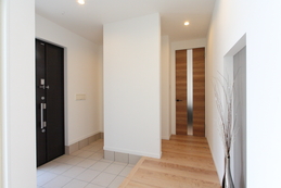 entrance hall（エントランスホール）
家族用の玄関をエントランスクローク側に設け、来客用と2つに分けることで、
家族のプライバシーをさりげなく視界から遠ざけています。
突然の来客時にも慌てず対応できる、細やかな工夫を施しています