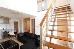 Stairs（階段）
リビングの吹き抜けに向かってのびる階段。
手摺パネルを透明にすることで光をさえぎらず広さを感じさせます。

