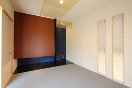 Japanese-style room（和室）
吊り押入れと床の間で、和モダンに仕上げた和室。
単独の和室なので、お客様とゆったりと時間を過ごせます。

