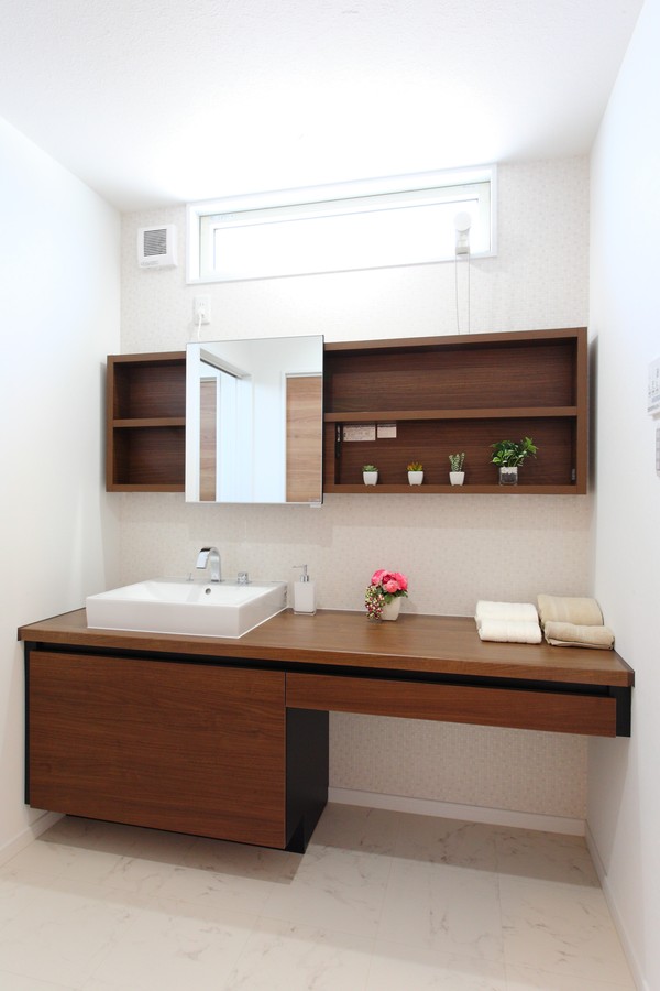 wash room（洗面室）
広いカウンターは、朝の込み合うときでもゆったりと使用できます。
棚やカウンターを造作で仕上げ、ホテルのようなお洒落な空間になりました。