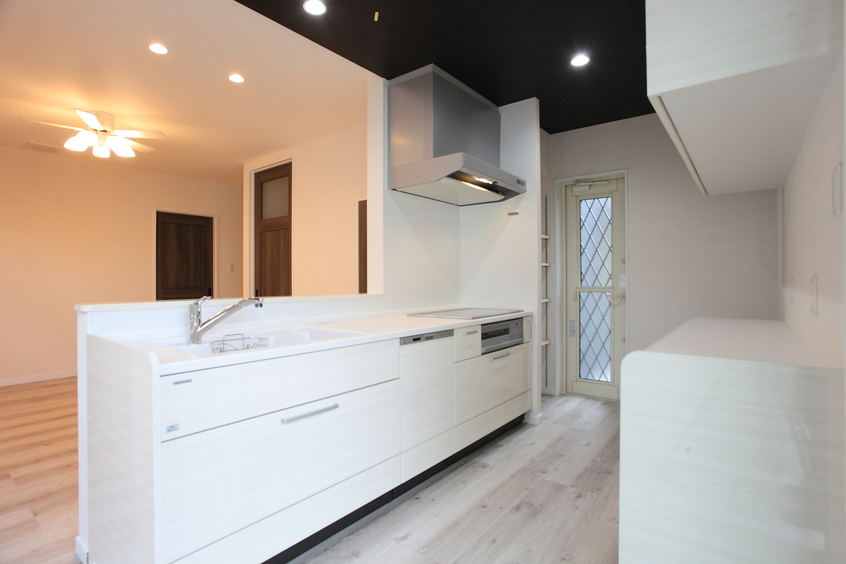 kitchen（キッチン）
白を基調とし下がり天井で変化を持たせた空間となっています。