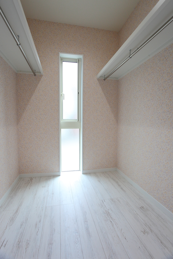 walk‐in closet（ウォークインクローゼット）
畳の部屋に付属したウォークインクローゼット。
かわいらしいクロスが特徴です。