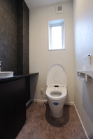 toilet（トイレ）
こだわりの陶器の手洗器が高級感を演出しています。