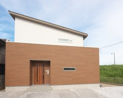 街並みに溶け込む、スタイリッシュな外観。
