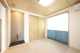 落ち着く雰囲気の大壁和室。
小上がりになっており、タタミ下収納を設けました。