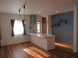 LDKと一体感のあるキッチンが、より広い空間を感じさせます。
キッチン背面のブルーの塗装に造り棚がアクセント。
