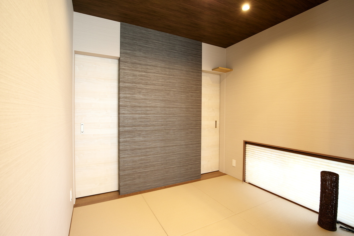 リビングに隣接する和室は、工夫を凝らしたデザインとたっぷりの収納を設けました。