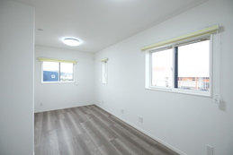 明るい子供部屋はお子様の成長に合わせてお部屋を区切ることもできます。