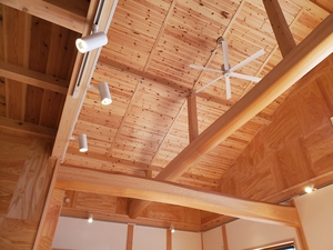 傾斜天井リビングのヒノキ丸太梁が印象的な家1