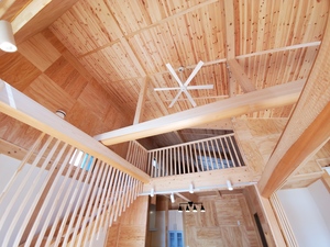 傾斜天井リビングのヒノキ丸太梁が印象的な家3