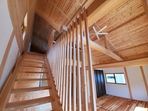 傾斜天井リビングのヒノキ丸太梁が印象的な家5