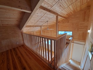 傾斜天井リビングのヒノキ丸太梁が印象的な家6