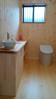 木の香りに癒されるトイレ施工後